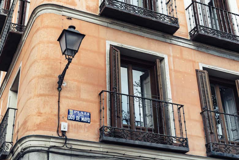 Contemplando as típicas fachadas de Malasaña