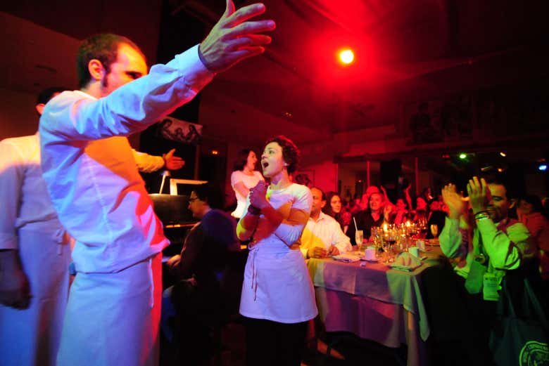 Espetáculo de ópera durante o jantar