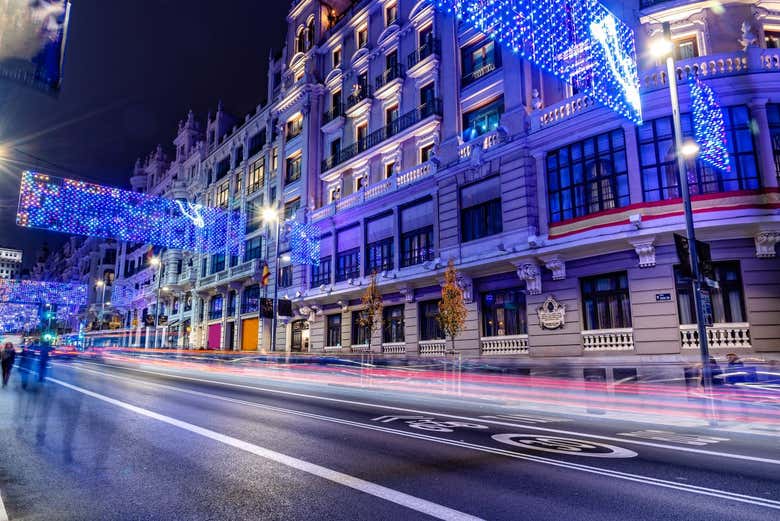Gran Vía em Madrid iluminada no Natal