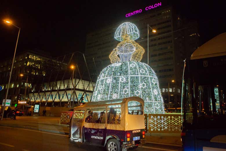 La Menina gigante iluminada