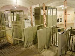 Antigas catracas da Plataforma Zero da estação de metrô de Chamberí