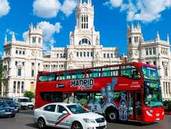 Ônibus turístico de Madrid percorrendo a cidade