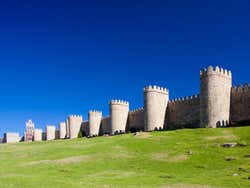 Ávila e sua muralha com o céu azul ao fundo