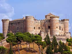 Castillo de Belmonte com o céu azul ao fundo