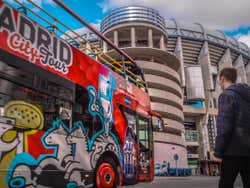 Ônibus turístico passando em frente ao Bernabéu