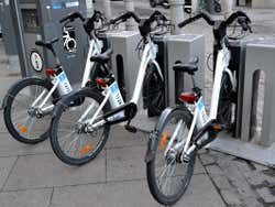 Bicicletas elétricas estacionadas em Madrid