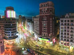Centro de Madrid à noite visto do alto de um edifício da praça Callao
