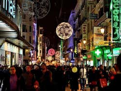 Calle Preciados repleta de pessoas no Natal