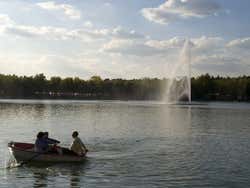 Grupo passeando em um barquinho no lago da Casa de Campo