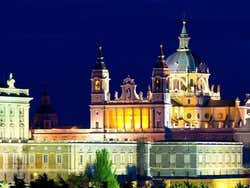 Catedral da Almudena iluminada