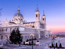 Fachada da Catedral da Almudena durante o entardecer vista do outro lado da rua