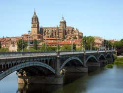 Catedral de Salamanca vista do outro lado do rio