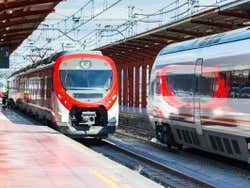 Trens regionais de Madrid entrando na estação