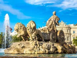 Fonte de Cibeles com estátuas da deusa Cibeles em uma carruagem puxada por leões