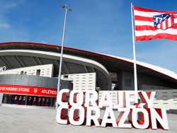 Letreiro "Coraje y Corazón" no estádio do Atlético de Madrid