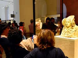 Turistas observando a escultura Dama de Elche