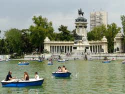 O Retiro, lago com barquinhos e monumento a Alfonso XII