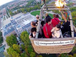 Grupo sobrevolando Aranjuez de balão