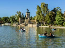 Barcos no lago do Parque del Retiro de Madrid