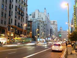 Gran Via vista da Plaza de Espana com o trânsito passando