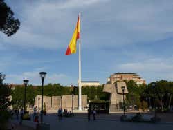 Bandeira com a Plaza de Colón de Madrid