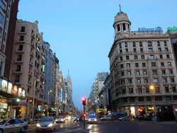 A Gran Vía de Madrid em um dia nublado