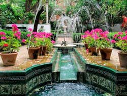 Os jardins do museu com uma fonte no centro