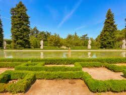 Os jardins do Palacio Real em um dia ensolarado