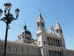 Detalhe das torres e da cúpuca da Catedral da Almudena de Madrid