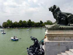 Esculturas junto ao lago do Parque do Retiro
