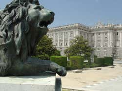 Detalhe da escultura de um leão da Plaza de Oriente