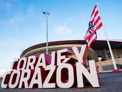 Letreiro "Coraje y Corazón" com uma bandeira do Atlético de Madrid