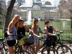 Grupo percorrendo o Retiro de bicicleta