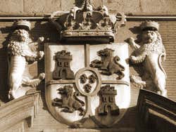 Detalhe do brasão do Palácio dos Conselhos