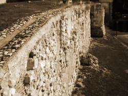 Detalhe dos restos da muralha medieval de Madrid