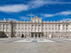 Pátio do Palácio Real de Madrid em um dia ensolarado