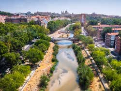 Madrid Río visto do alto com o rio Manzanares no centro