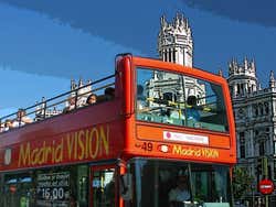 Ônibus turístico da Madrid VISION pasando pela zona de Cibeles