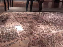 Exposição com uma maquete histórica de Madrid