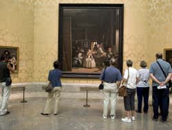 Turistas observando o quadro As meninas, de Velázquez
