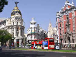 Ônibus turístico passando pelo edifício Metrópolis