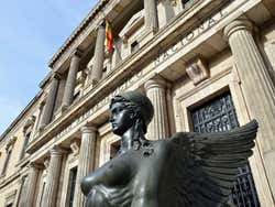 Entrada do Museu Arqueológico Nacional e detalhe de uma estátua em primeiro plano