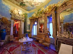 Sala principal repleta de decoração do Museu Cerralbo