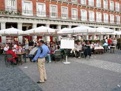 Sanfoneiro tocando na Plaza Mayor de Madrid