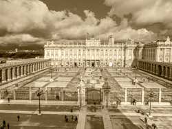 Foto antiga em sépia do Palácio Real de Madrid