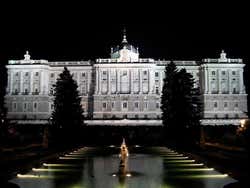 Fachada do Palácio Real vista dos jardins de Sabatini