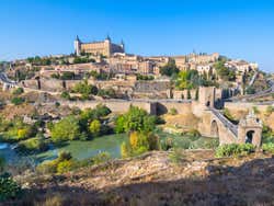 Vistas panorâmicas de Toledo em um dia ensolarado