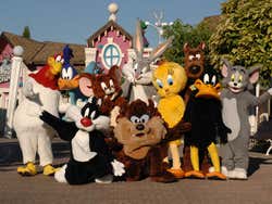 Looney Tunes e outros personagens no Parque Warner