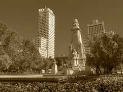Foto da Plaza de España em sépia
