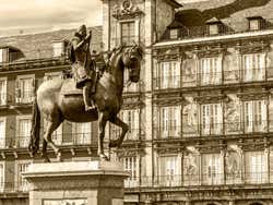 Esátua equestre na Plaza Mayor de Madrid